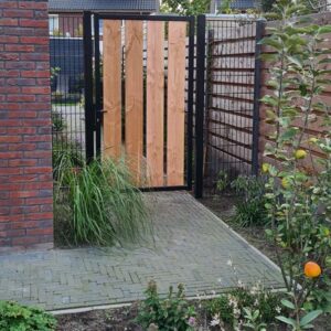 Enkele rechte poort met verticale houten open planken