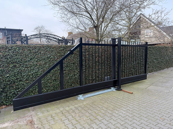 Complete vrijdragende schuifpoort met ronde spijlen inclusief automatisering plug en play